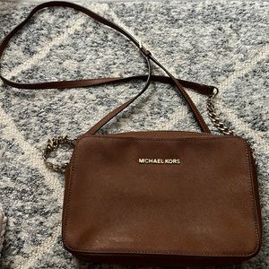 MICHAEL MICHAEL KORS
Jet Set Travel Large East-West Crossbody Bag